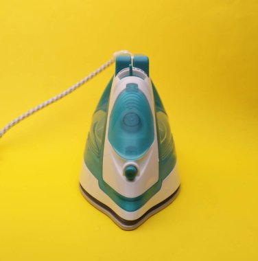 Sarı arka planda modern demir