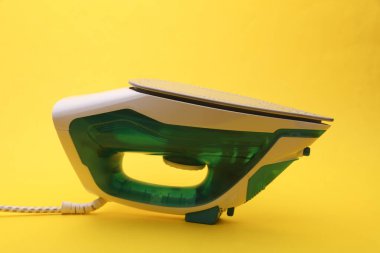 Sarı arka planda modern demir