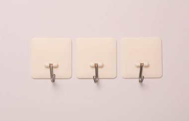 Duvar kancaları bej bir arkaplanda