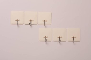 Duvar kancaları bej bir arkaplanda