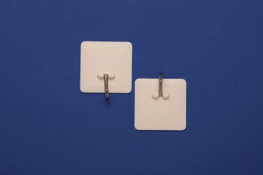 Duvar kancaları mavi arkaplanda