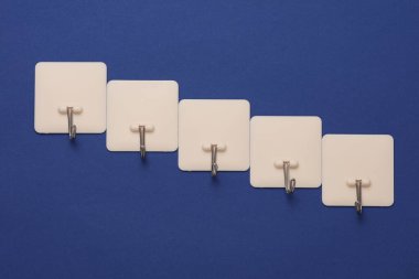 Duvar kancaları mavi arkaplanda