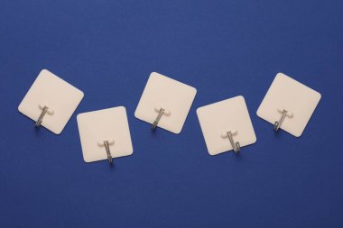 Duvar kancaları mavi arkaplanda