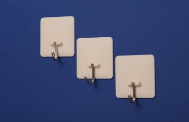 Duvar kancaları mavi arkaplanda