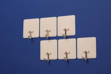 Duvar kancaları mavi arkaplanda