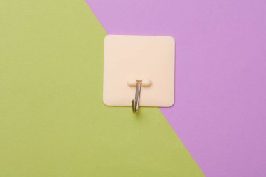 Yeşil mor arkaplanda duvar kancası