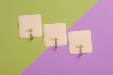 Duvar kancaları yeşil mor arkaplanda