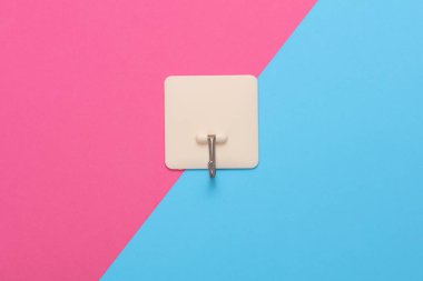 Pembe arkaplanda duvar kancası