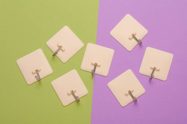 Duvar kancaları yeşil mor arkaplanda