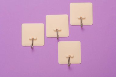 Duvar kancaları mor arkaplanda