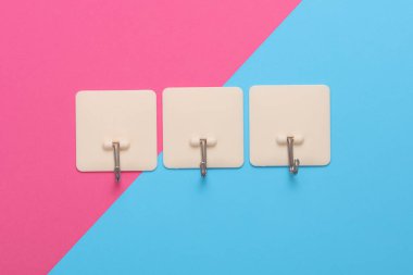 Duvar kancaları pembe mavi arkaplanda