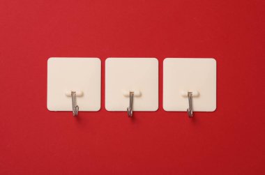 Duvar kancaları kırmızı arkaplanda