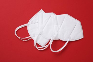 Kırmızı arka planda K95 tıbbi maske. Üst görünüm