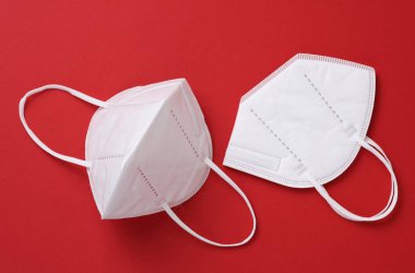 Kırmızı arka planda K95 tıbbi maske. Üst görünüm