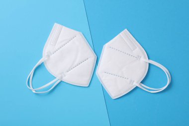 Mavi arka planda 95 tıbbi maske. Üst görünüm