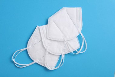 Mavi arka planda 95 tıbbi maske. Üst görünüm