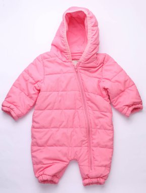 Beyaz arka planda yeni doğmuş bir bebek için kapüşonlu ılık pembe kış şamatası.