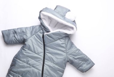 Beyaz arka planda yeni doğmuş bir bebek için kapüşonlu ılık kış gürültüsü