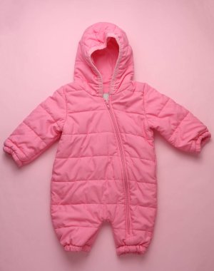 Pembe arka planda yeni doğan bebekler için kapüşonlu ılık bir kış şamatası.