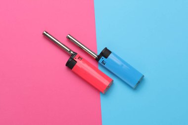 Mavi-pembe arka planda ev çakmağı. Üst görünüm