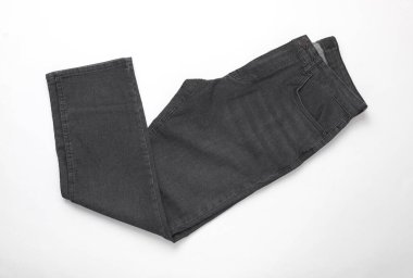 Beyaz arka planda koyu gri erkek kotu.