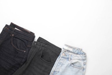 Beyaz bir grupta farklı kotlar