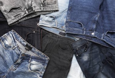 Bir sürü değişik moda kot pantolon çeşitleri.