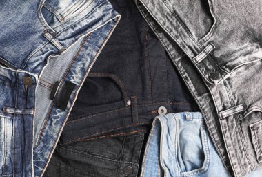 Bir sürü değişik moda kot pantolon çeşitleri.