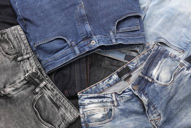 Bir sürü değişik moda kot pantolon çeşitleri.