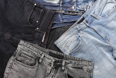 Bir sürü değişik moda kot pantolon çeşitleri.