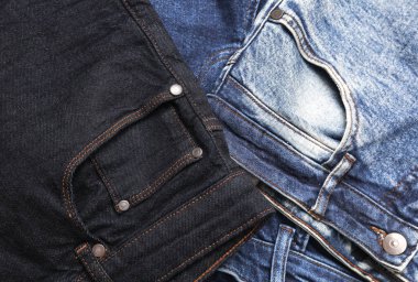 Bir sürü değişik moda kot pantolon çeşitleri.