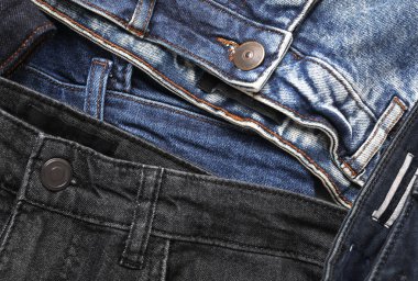 Bir sürü değişik moda kot pantolon çeşitleri.