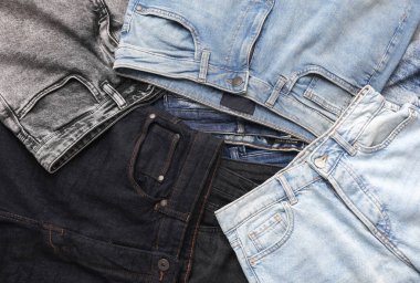 Bir sürü değişik moda kot pantolon çeşitleri.
