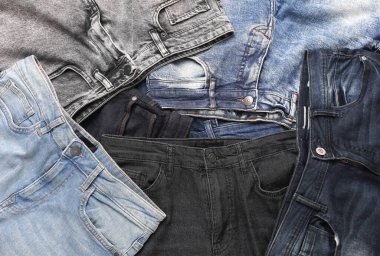 Bir sürü değişik moda kot pantolon çeşitleri.