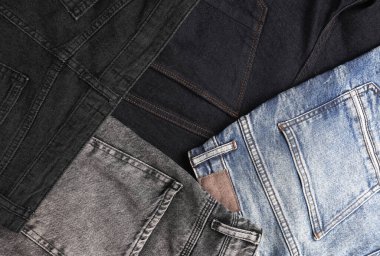 Bir sürü değişik moda kot pantolon çeşitleri.