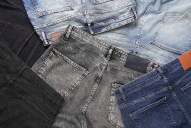 Bir sürü değişik moda kot pantolon çeşitleri.