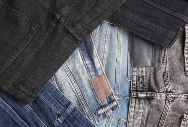 Bir sürü değişik moda kot pantolon çeşitleri.