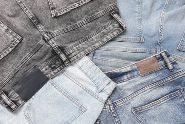 Bir sürü değişik moda kot pantolon çeşitleri.