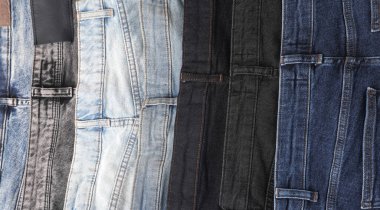 Bir sürü değişik moda kot pantolon çeşitleri.