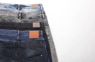 Deri etiketli, değişik moda pantolonlar.