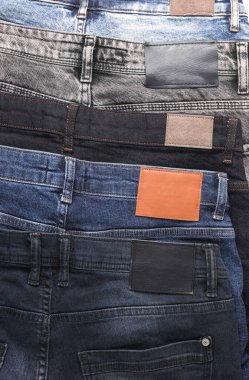 Deri etiketli, değişik moda pantolonlar.