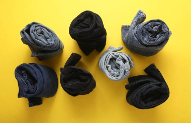 Sarı arka planda sarılmış kot pantolon. Üst görünüm