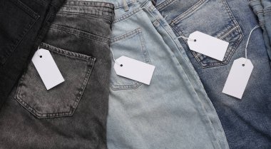 Beyaz etiketli bir sürü kot pantolon. Üst görünüm