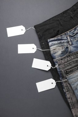 Beyaz etiketli bir sürü kot pantolon. Üst görünüm