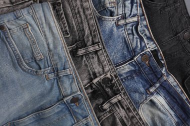 Birçok kot pantolon dokuyu kapatır