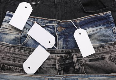Beyaz etiketli bir sürü kot pantolon. Üst görünüm