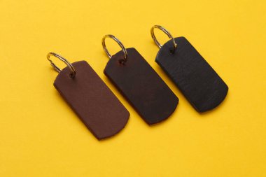 Sarı arka planda deri anahtarlıklar.