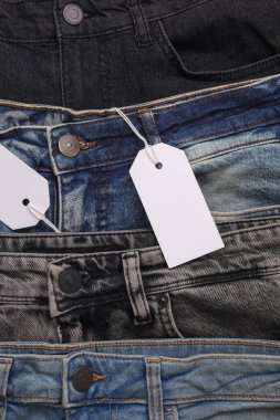 Beyaz etiketli bir sürü kot pantolon. Üst görünüm