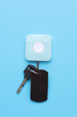 Kancaya asılı anahtarlık, mavi arka plan.