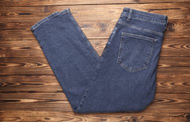 Ahşap arka planda mavi kot pantolon